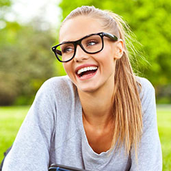 Mujeres estilo parisino con gafas.: Gafas nerd  