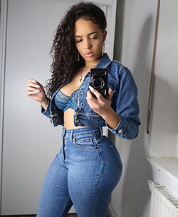 Chica negra caliente en jeans: chaqueta de jean,  Nova de la moda,  Sesión de fotos,  Rayo Tiffany  