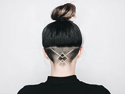 Vestidos ideas triángulo pelo tatuaje: corte bob,  Pelo largo,  Ideas de peinado,  Pelo azul,  peinados bob,  corte de zumbido,  tatuaje de pelo  