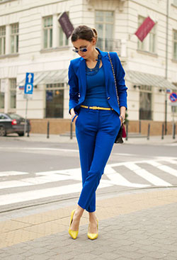 Encuentre más sobre atuendo monocromático azul, ropa casual: Zapato de tacón alto,  traje de chaqueta,  Atuendos Informales,  Pantalones azules  
