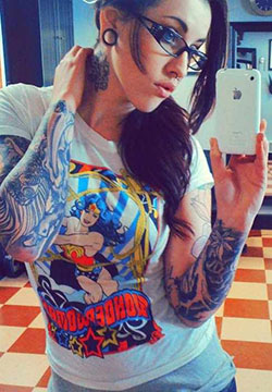 Chica con tatuajes y calibres: tatuaje de manga,  Ideas de tatuajes,  Arte Corporal,  Objetivos del cuerpo,  Gafas nerd  