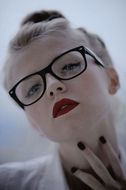 Chicas con gafas y pintalabios rojo.: Esmalte de uñas,  Gafas nerd  
