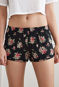 Pijamas de mujer en la cama: Conjunto de pantalones cortos  