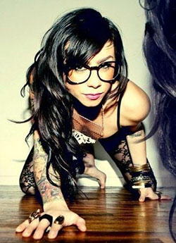 Mujeres tatuadas con gafas, Whitney Mixter: Gafas nerd  