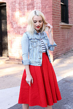 Outfit casual con falda roja, Ropa casual: Trajes De Mezclilla,  chaqueta de jean,  Falda de tubo,  Piso de ballet,  Atuendos Informales,  Falda oscilante  