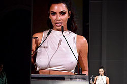 Solo ella puede vestirse así y dar un discurso público, Kim Kardashian Moda: Ideas de vestidos,  Ideas de atuendos de celebridades,  bastante lindas celebridades femeninas,  Fondos de pantalla de Kim Kardashian,  La moda de Kim Kardashian,  Kim,  kardashian,  linda kim kardashian,  Labios Kim Kardashian  