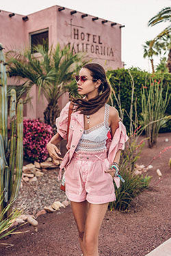 Conjunto coachella rosa de Forever Choice, Keti Topuria: trajes de verano,  top corto,  Desfile de moda,  Semana de la Moda,  Avaro y Pría  