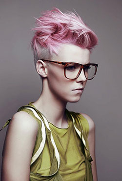 Corte de pelo pixie rosa corto, corte Pixie: Ideas para teñir el cabello,  Cabello corto,  corte pixie,  peinado mohicano,  cabello rojo,  Gafas nerd  