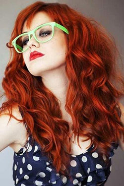 Pelo rojo rizado con flequillo: corte bob,  Pelo largo,  Ideas para teñir el cabello,  cabello rojo,  Gafas nerd  