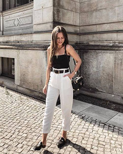 Look con pantalón blanco y cinturón negro.: Atuendos Informales,  Pantalones capri  