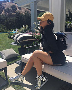 zapatillas balenciaga kylie jenner: Kylie Jenner,  Kendall Jenner,  kim kardashian,  KrisJenner,  Caitlyn Jenner,  mujeres delgadas  