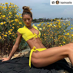 colección de moda amarilla con bikini, poses de sesión de fotos, muslos de mujer: 