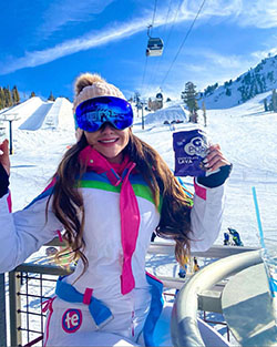 Caitlin Rice, cadena montañosa, equipo de esquí, deporte de invierno: Traje Morado Y Rosa  