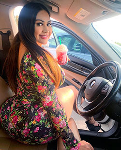 Vestido de color rosa con fotografía de modelo, cabello negro natural, ideas para el cabello largo: Pelo largo,  modelo caliente,  pelo negro,  Instagram Imágenes Tracy López  