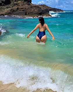 traje de color azul con bikini, diversión al aire libre, vacaciones: 