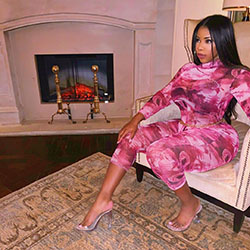 combinación de color rosa con vestido de seda, imagen de piernas, consejos de moda: vestidos rosas  