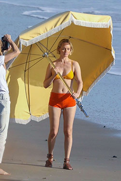 Amber Valletta – En bikini en la playa de Malibu: bikini,  Traje inspirado en celebridades,  traje de playa,  Malibú,  celebridad caliente,  Estilo de la calle de la celebridad  