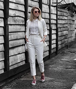 Look pantalón taille haute blanco y negro, street fashion: traje blanco,  Estilo callejero,  En blanco y negro  