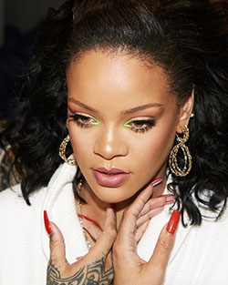 mirada fabulosa de Rihanna | Maquillaje llamativo | Maquillaje de labios | Color de uñas para piel bronceada: 