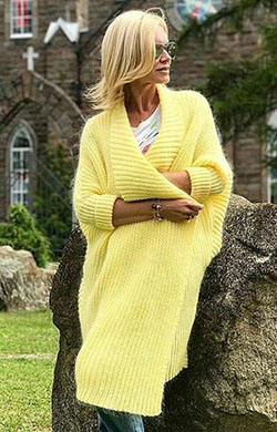 combinación de color amarillo con suéter, ideas de vestimenta, moda callejera: Traje de vestir de mujer,  Jersey amarillo  