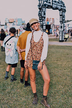 traje de color amarillo con pantalones cortos, hermosas fotos de chicas, ideas de moda: Atuendos De Coachella  