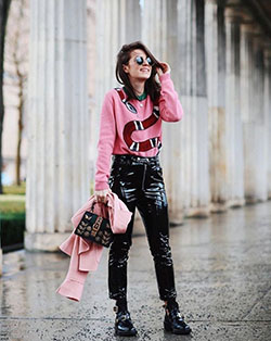 Conjunto color rosa con cazadora de cuero, mom jeans, pantalón: Estilo callejero,  Traje rosa,  Trajes De Pantalón De Cuero  