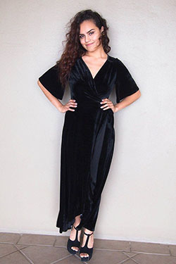 traje de estilo negro con vestido, ideas para sesión de fotos, foto de piernas calientes: vestido negro,  moda navideña  