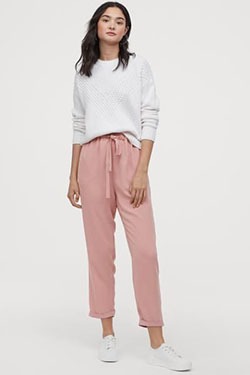 Conjunto de color blanco y rosa con ropa deportiva, pantalones, polainas: Bolsa de papel,  Traje Blanco Y Rosa,  Trajes De Pantalón  