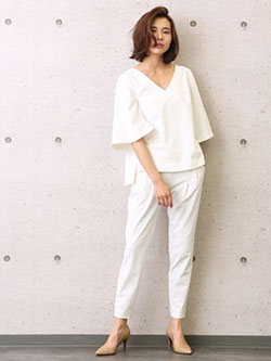 Moda lookbook beige y blanco con pantalón, pijama, blusa.: Traje de camiseta,  Traje Beige Y Blanco  
