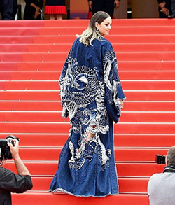 Ideas de vestimenta de Clarissa Archer, moda callejera, actuación: Estilo callejero,  vestidos de alfombra roja,  Ideas de atuendos de kimono  