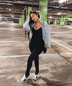 Naysha Wiley girls instagram photos, piernas finas, Outerwear: Estilo callejero,  Atuendos Informales,  Atuendos Sexys  