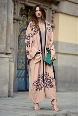 Vestido de gabardina de Clarissa Archer, traje formal de color, debes probar: Fotografía de moda,  gabardina,  Ideas de atuendos de kimono,  Ropa formal  
