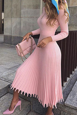 Traje de color rosa con accesorios de moda, ropa informal.: Accesorio de moda,  vestido de día,  Atuendos Informales  
