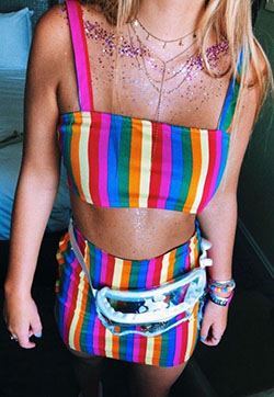 traje de color magenta con vestido, cinturón, ideas de ropa: Atuendos De Coachella  