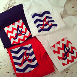 Moda de instagram blanca y roja con camisa, top.: trajes de verano,  Traje de camiseta,  Gorra de beisbol,  Traje Blanco Y Rojo  