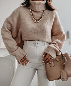 Conjunto de color beige y blanco con pantalones, suéter.: Atuendos Informales,  Combinar suéter de cuello alto  