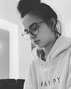 Vanessa Merrell Cool Girls, gafas, blanco y negro: La estrella de TikTok Vanessa Merrell,  Instagram de vanessa merrell  
