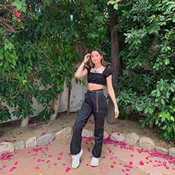 moda de lookbook rosa con mezclilla, jeans, diversión al aire libre: mezclilla rosa,  Instagram de Annie LeBlanc  