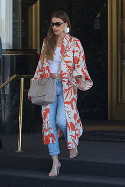 combinación de color rosa con jeans, fotografía de modelo, gafas de sol: Ideas de atuendos de kimono  