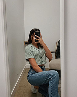 outfit blanco instagram con jeans, foto de piernas, anteojos: Jeans blancos,  Instagram de Annie LeBlanc  