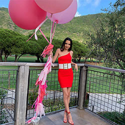 Accesorio de moda vestido magenta y rosa, piernas finas: Accesorio de moda,  Traje Magenta Y Rosa,  trajes de fiesta,  Verónica Merrell Instagram  