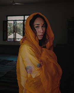 Eva Gutowski girls instgram photography, Face Makeup, Hot Model fondo de pantalla: Traje naranja y amarillo,  La caliente Eva Gutowski  