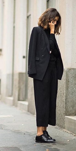 Americana negra y culottes little black dress, street fashion: Traje negro,  Ropa formal,  Estilo callejero,  pequeño vestido negro  
