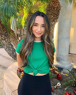 traje de estilo verde con top corto, labios brillantes naturales, peinados para cabello largo: top corto,  Verónica Merrell Instagram  