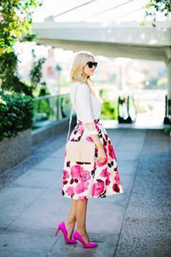 Outfit falda floral rosa falda estampado floral, street fashion: Diseño floral,  Estilo callejero,  Moda con clase,  Midi floral,  Falda oscilante  