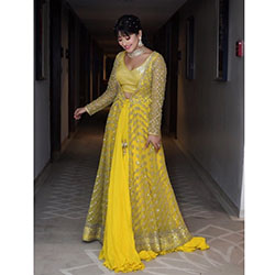 traje de color amarillo, debes probar con vestido, bata, ideas de moda: traje amarillo,  Alta costura,  Ropa formal,  vestido amarillo,  Shivangi Joshi Instagram  