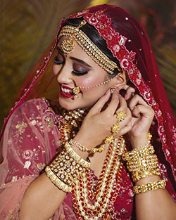 traje de color granate, debes probar con sari, joyas, joyas: Granate bueno,  Shivangi Joshi Instagram  