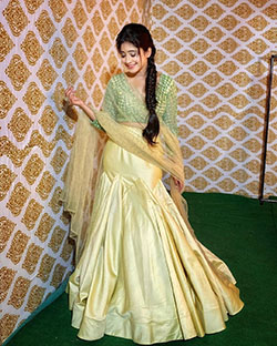 Vestido amarillo y verde, ropa formal, seda, sari.: Fotografía de moda,  Ropa formal,  Traje amarillo y verde,  Shivangi Joshi Instagram  