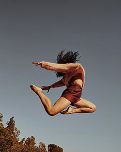 Fotografía de modelo de Liza Koshy, foto de piernas calientes, foto de músculo: Liza Koshy,  Atuendos Sexys,  modelo de fitness  