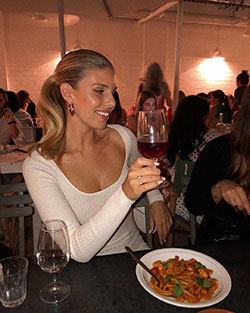 Natasha Oakley, restaurante, cocina, cena.: chicas de instagram,  Natasha Oakley Instagram  